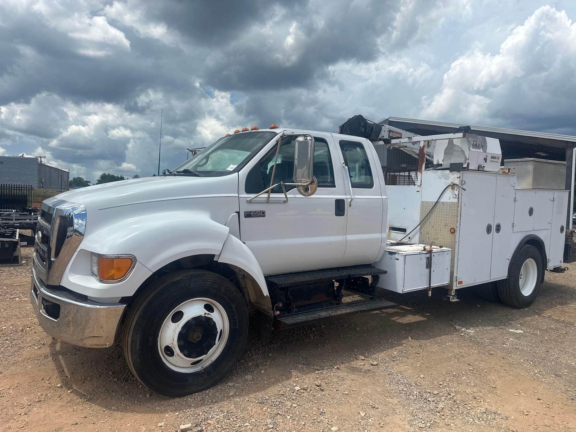 2005 Ford F-650 Equipment Image0