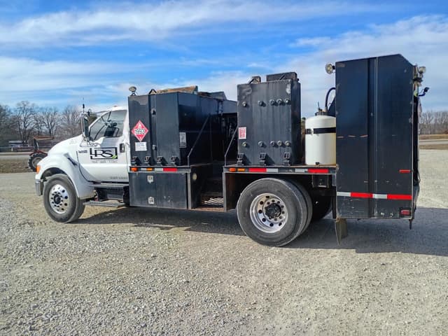 Image of Ford F-750 equipment image 4