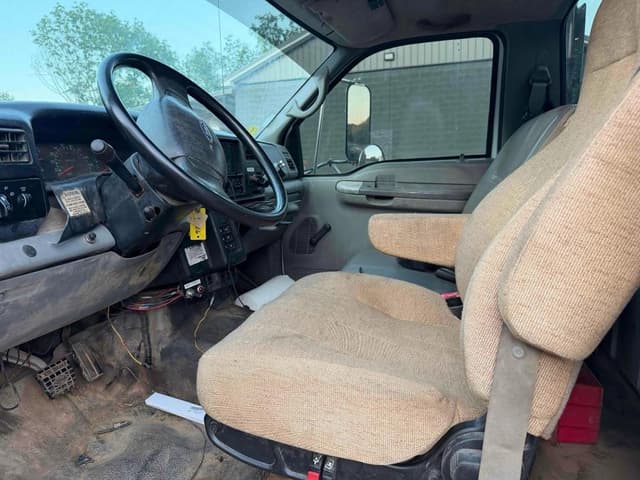 Image of Ford F-750 equipment image 4
