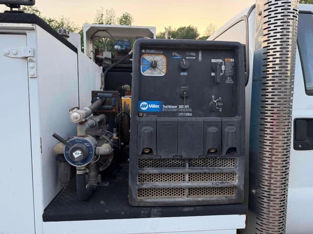 Image of Ford F-750 equipment image 3