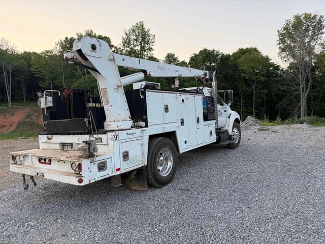 Image of Ford F-750 equipment image 2