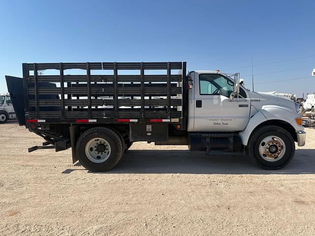 Image of Ford F-750 equipment image 3