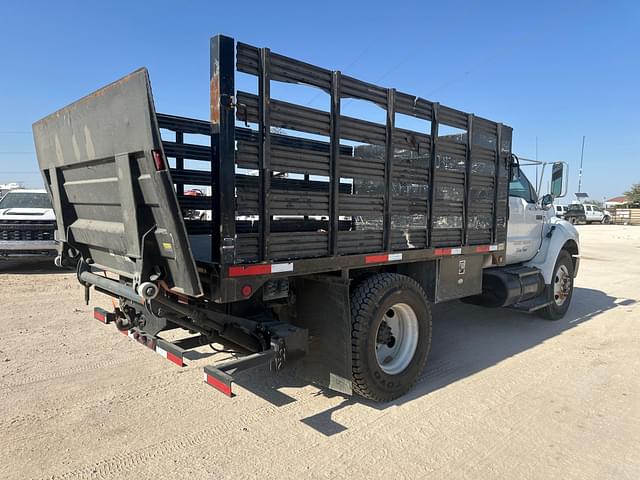 Image of Ford F-750 equipment image 4