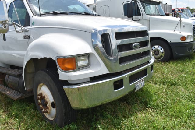 Image of Ford F-750 equipment image 4