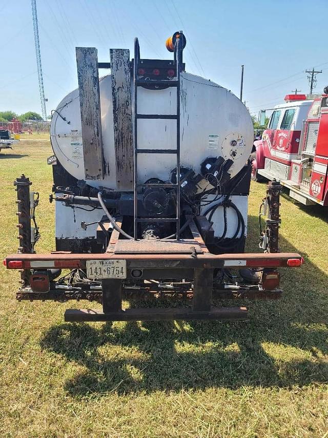 Image of Ford F-750 equipment image 4