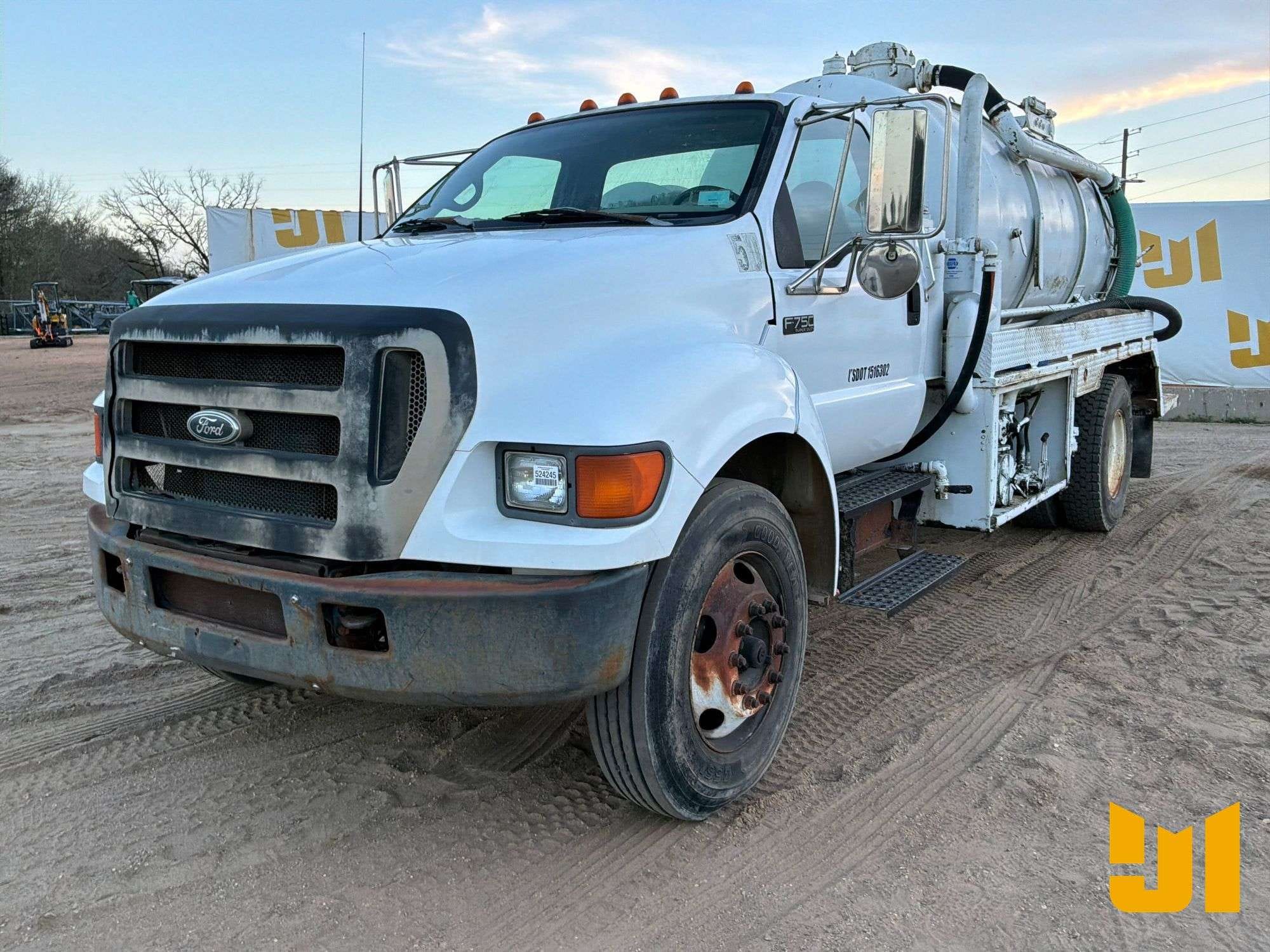 2005 Ford F-750 Equipment Image0