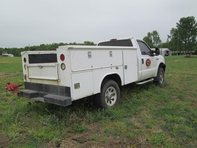 Image of Ford F-350 equipment image 2