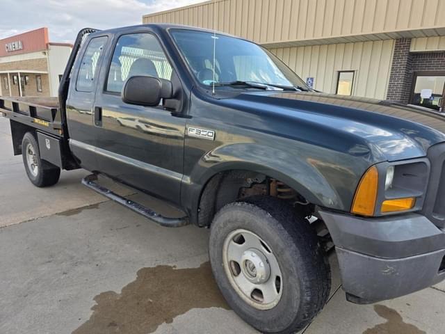 Image of Ford F-350 equipment image 2