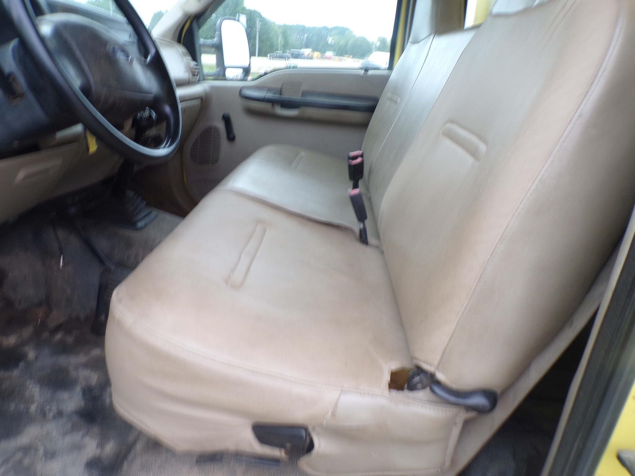 2005 Ford F-350 Equipment Image0