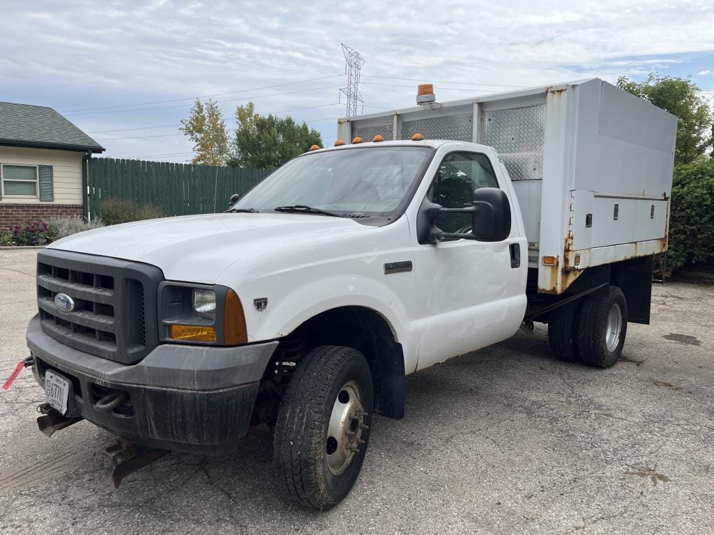 2005 Ford F-350 Equipment Image0