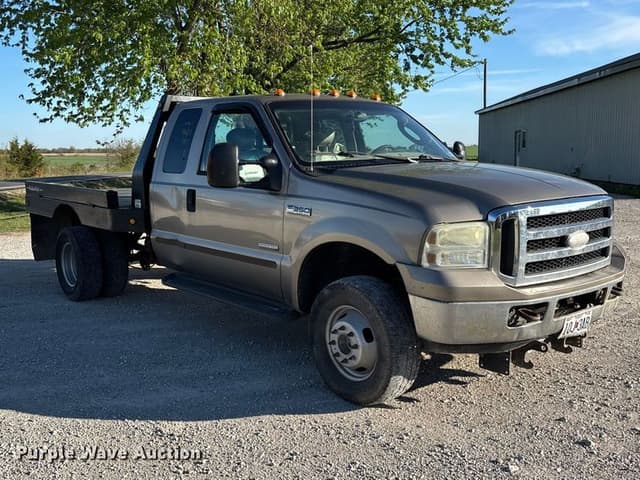 Image of Ford F-350 equipment image 2