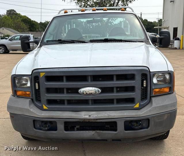 Image of Ford F-350 equipment image 1