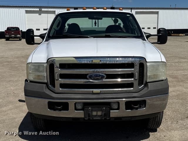 Image of Ford F-350 equipment image 1