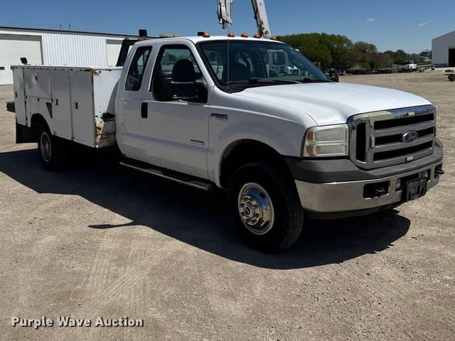 Image of Ford F-350 equipment image 2