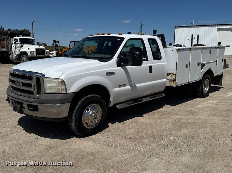 2005 Ford F-350 Equipment Image0