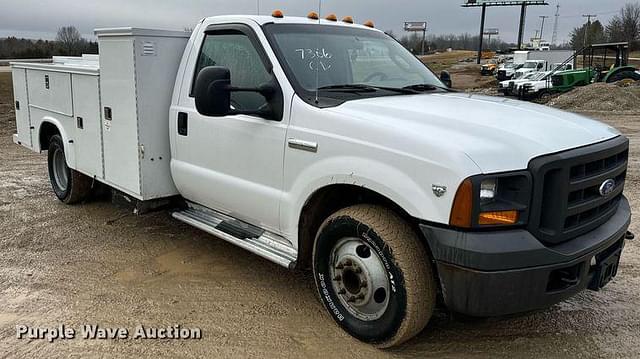 Image of Ford F-350 equipment image 2