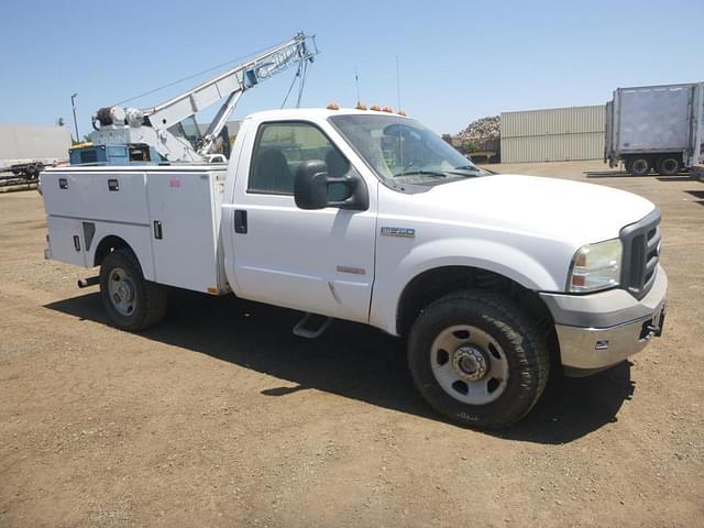 Image of Ford F-350 equipment image 2