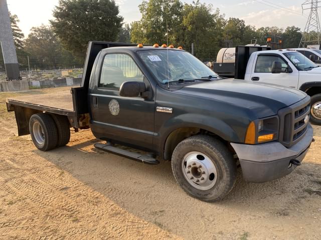 Image of Ford F-350 equipment image 3