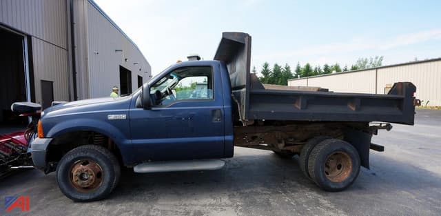 Image of Ford F-350 equipment image 2