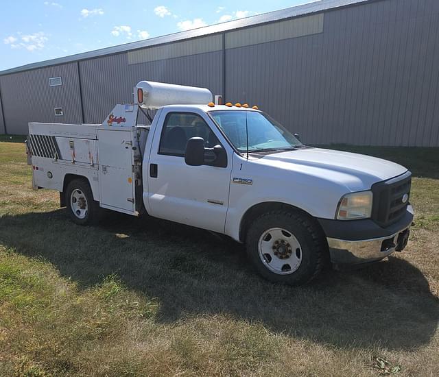 Image of Ford F-350 equipment image 1