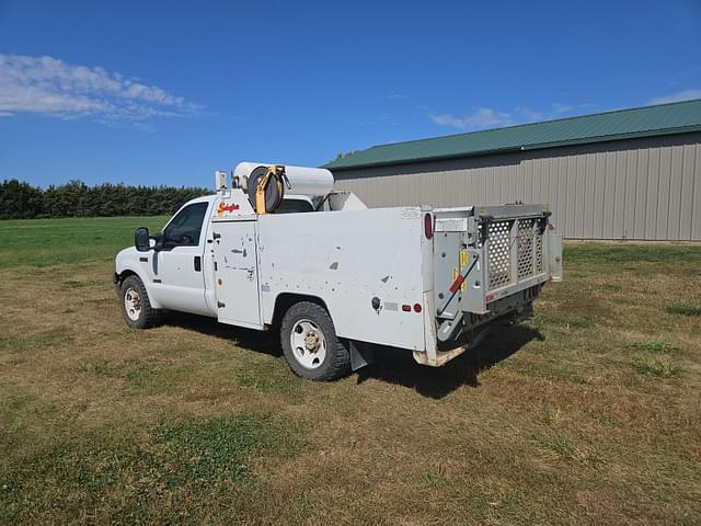 Image of Ford F-350 equipment image 3