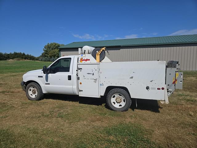 Image of Ford F-350 equipment image 2