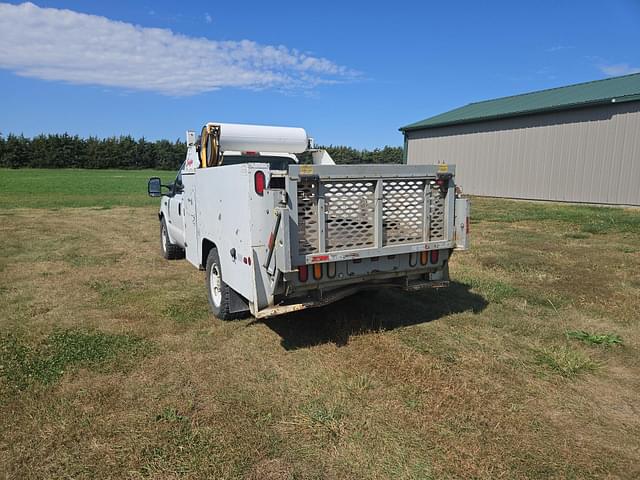 Image of Ford F-350 equipment image 4