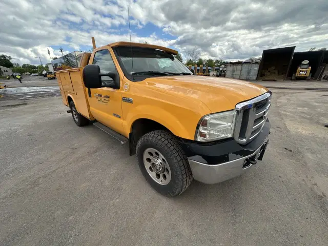 Image of Ford F-350 equipment image 4