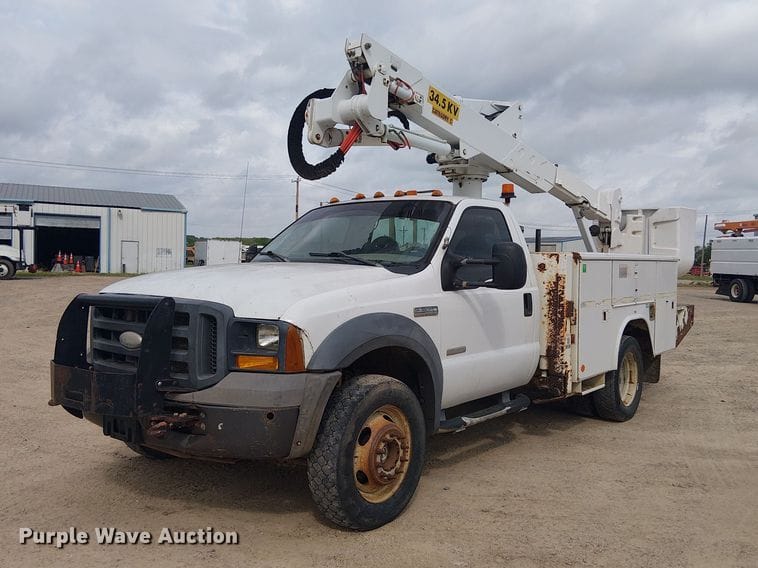 2005 Ford F-550 Equipment Image0