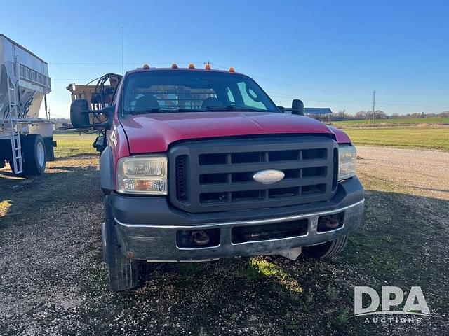 Image of Ford F-550 equipment image 3