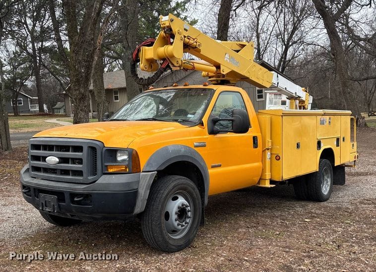 2005 Ford F-550 Equipment Image0