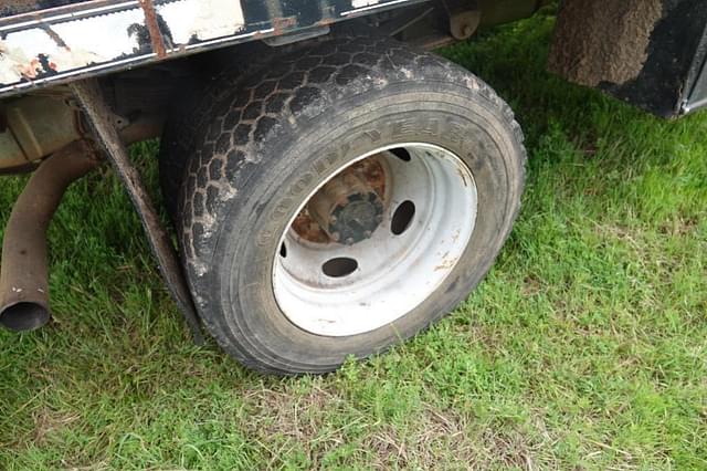 Image of Ford F-550 equipment image 4