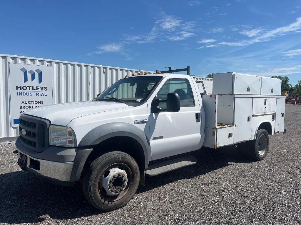 2005 Ford F-550 Equipment Image0