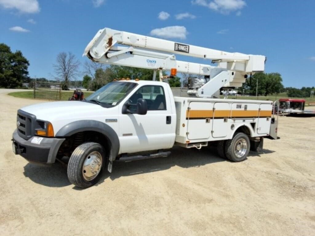 2005 Ford F-550 Equipment Image0