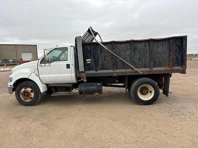 Image of Ford F-750 equipment image 4