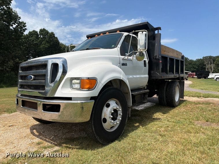 2005 Ford F-750 Equipment Image0