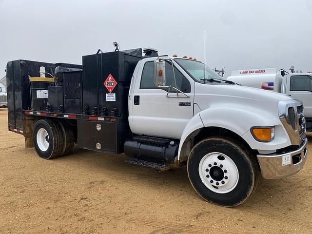 Image of Ford F-750 equipment image 3