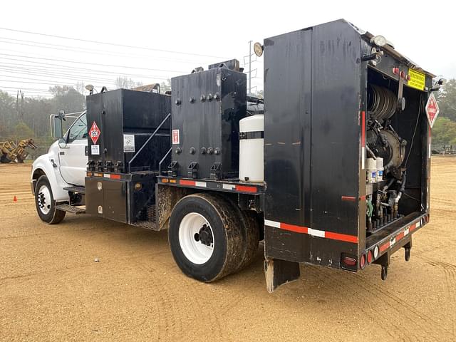 Image of Ford F-750 equipment image 1