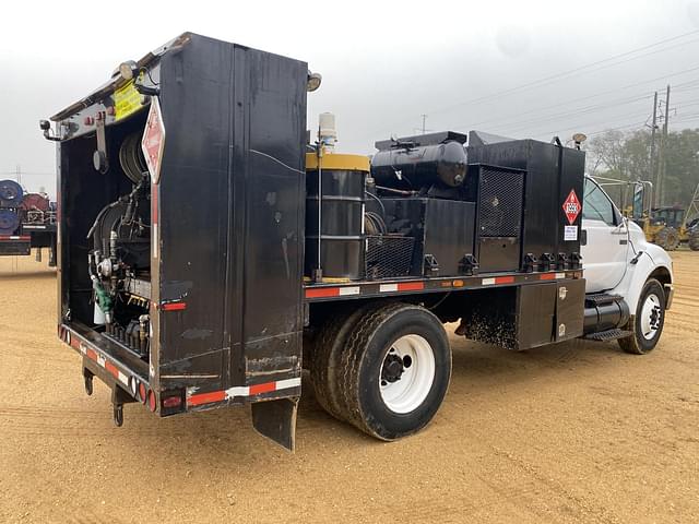 Image of Ford F-750 equipment image 2