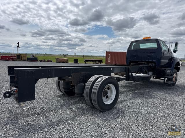 Image of Ford F-750 equipment image 4