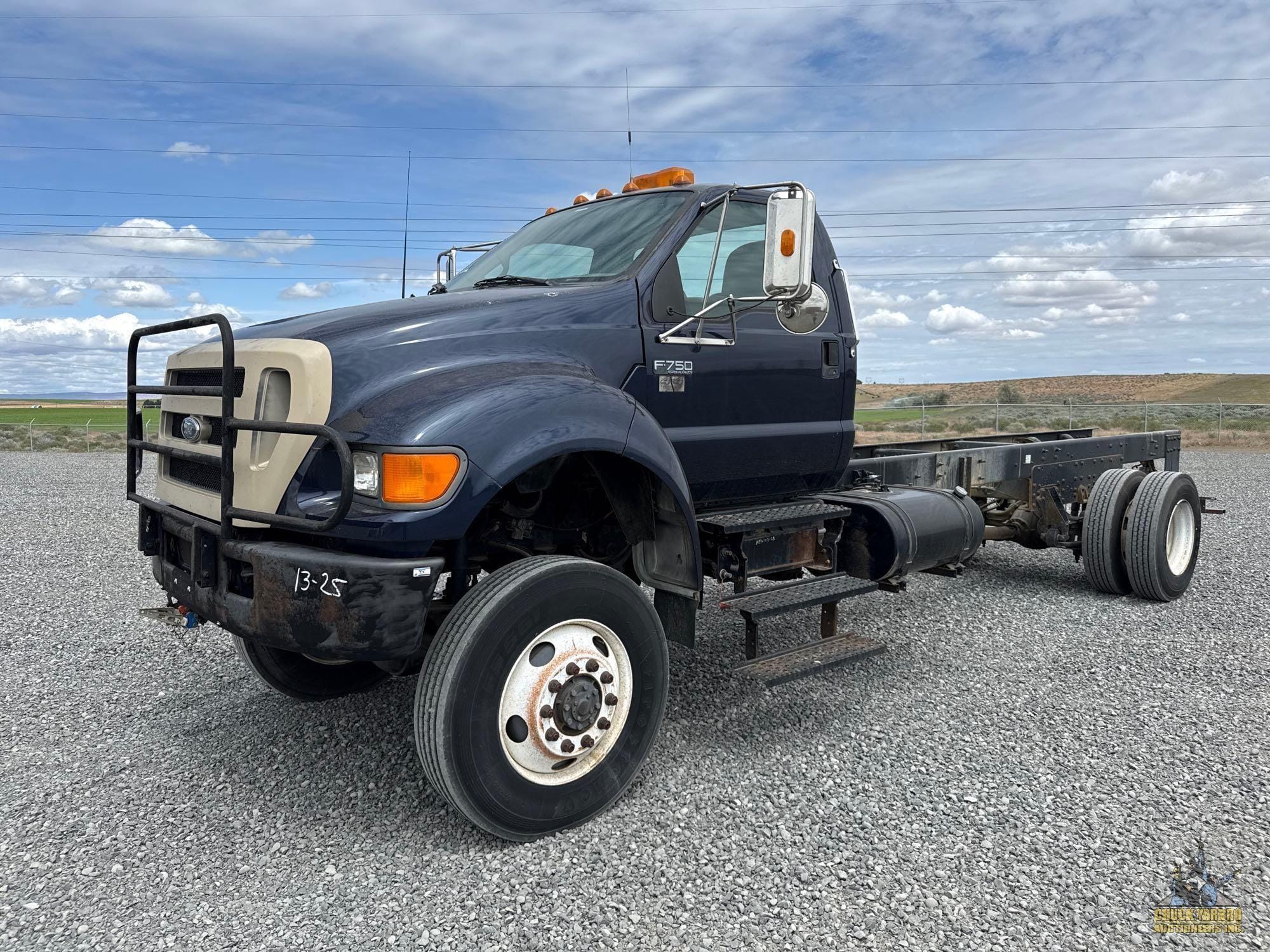 2005 Ford F-750 Equipment Image0