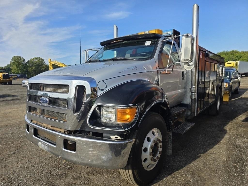 2005 Ford F-750 Equipment Image0