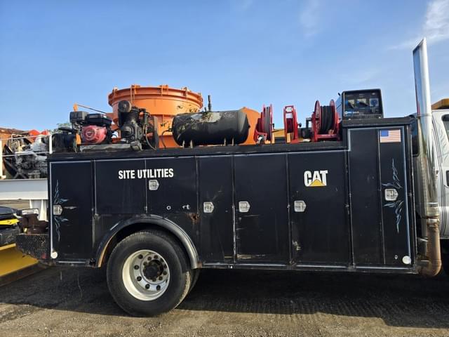 Image of Ford F-750 equipment image 4