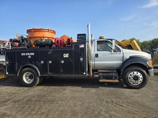 Image of Ford F-750 equipment image 3