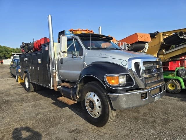 Image of Ford F-750 equipment image 2