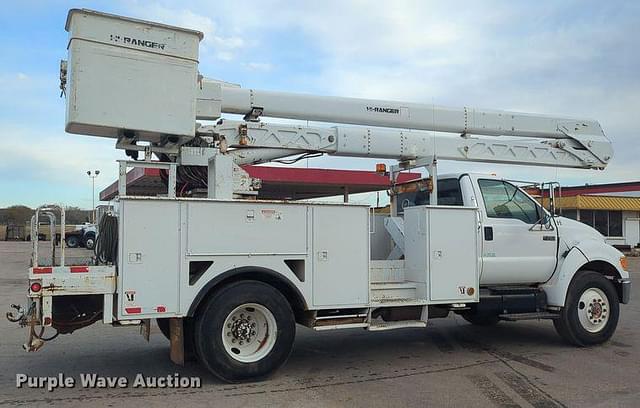 Image of Ford F-750 equipment image 3