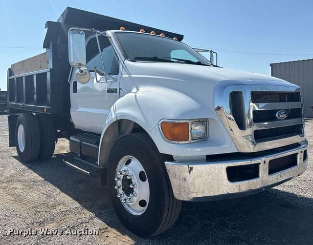Image of Ford F-750 equipment image 2
