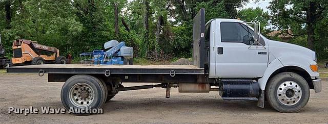Image of Ford F-750 equipment image 3