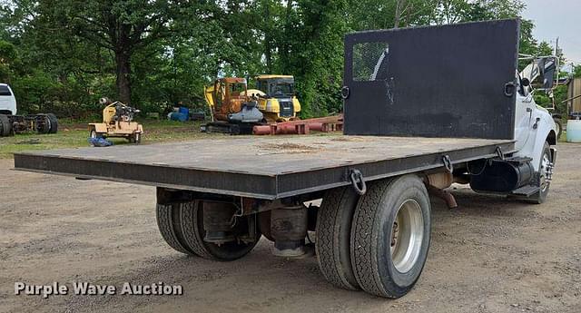 Image of Ford F-750 equipment image 4