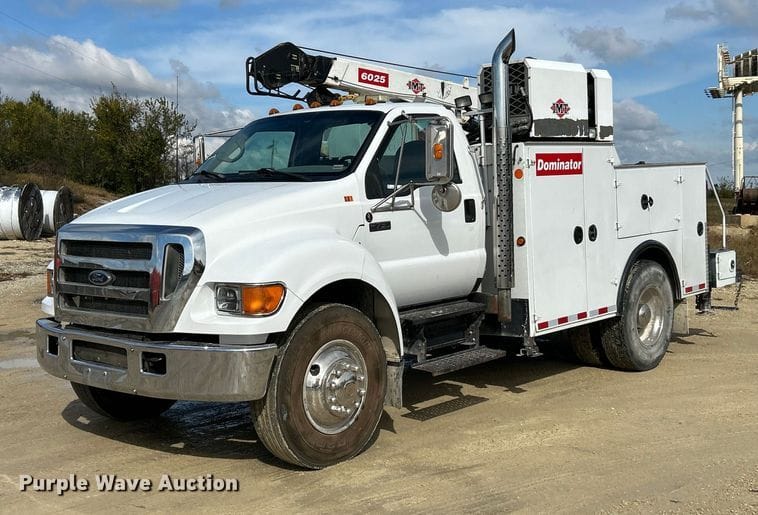 2005 Ford F-750 Equipment Image0